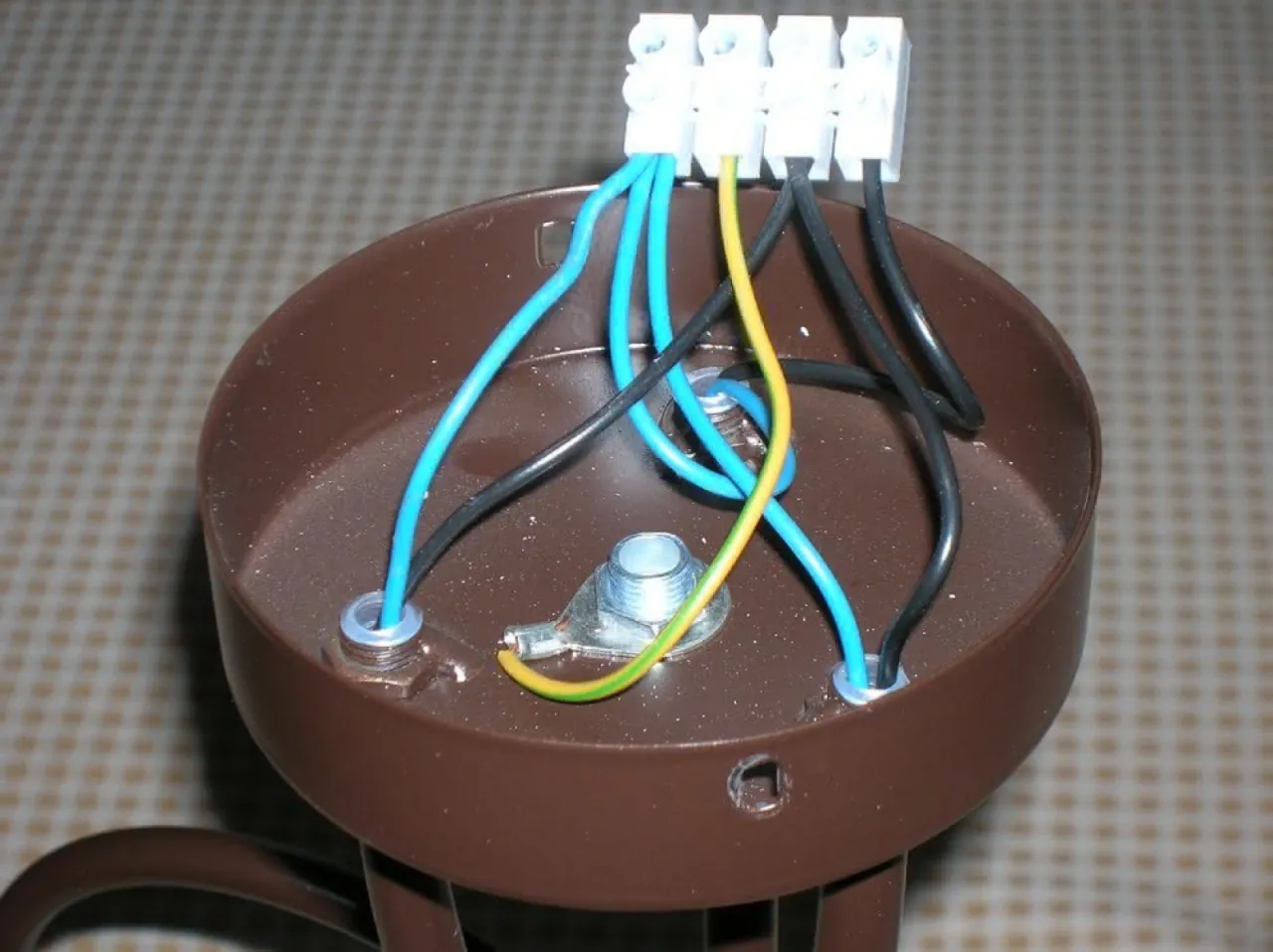 Jak podłączyć żyrandol na 1 żarówkę - uniknij najczęstszych błędów Jak podłączyć żyrandol na 1 żarówkę - uniknij najczęstszych błędów